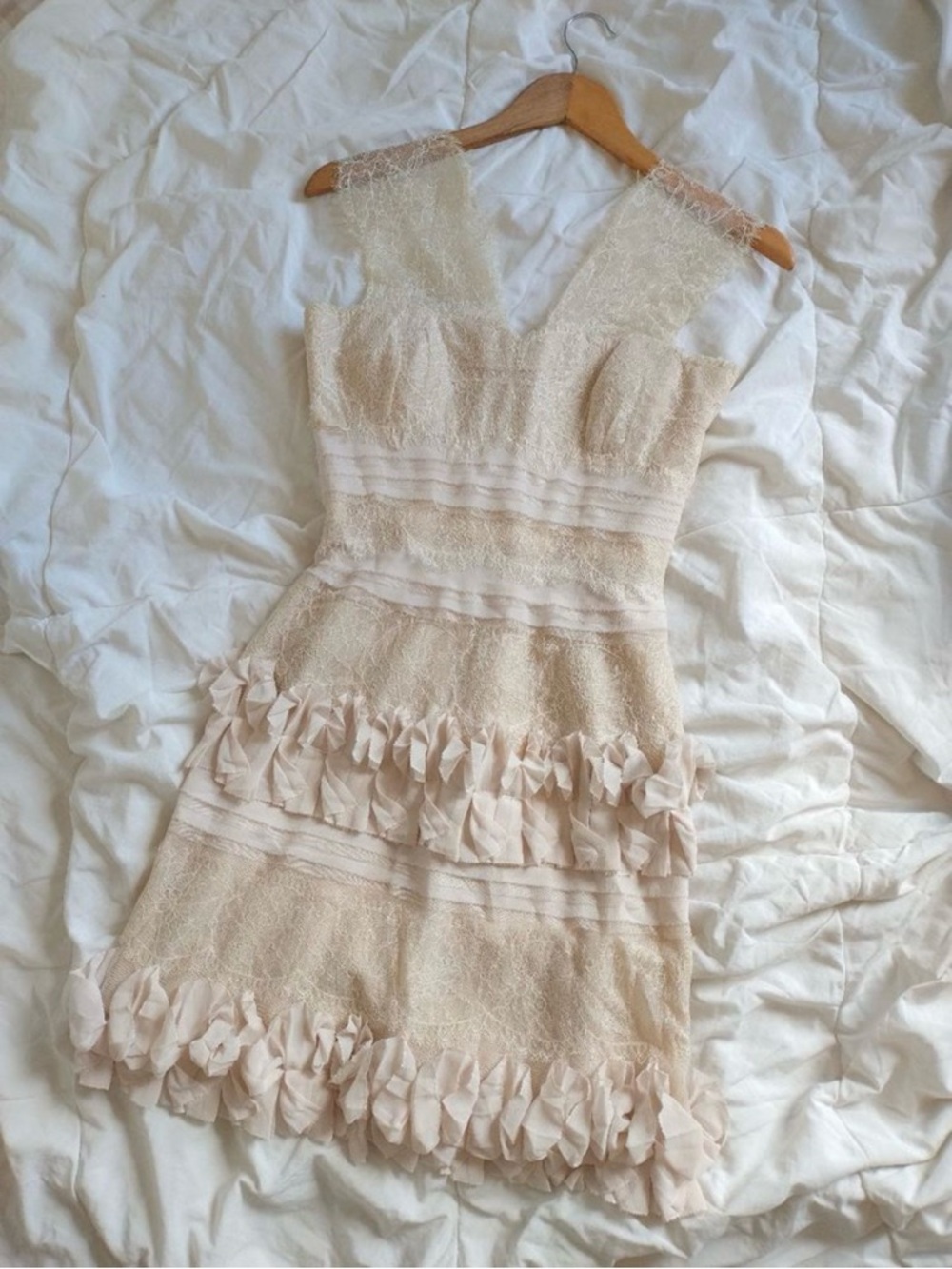 BCBGMaxAzria Aglaia Vanilla Cream Lace Overlay Cocktail Wedding Dress